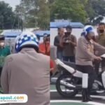 Polisi coba lintasan ujian SIM/ Tangkap layar