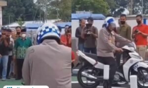 Polisi coba lintasan ujian SIM/ Tangkap layar