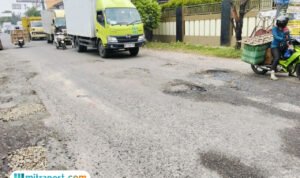 Foto : Kondisi jalan rusak di Pati-Kayen tepat Desa Blaru Kecamatan Pati, belum lama ini. (Sumber. Mitrapost.com/ Ilham)