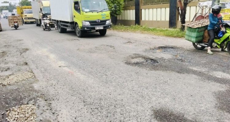 Foto : Kondisi jalan rusak di Pati-Kayen tepat Desa Blaru Kecamatan Pati, belum lama ini. (Sumber. Mitrapost.com/ Ilham)