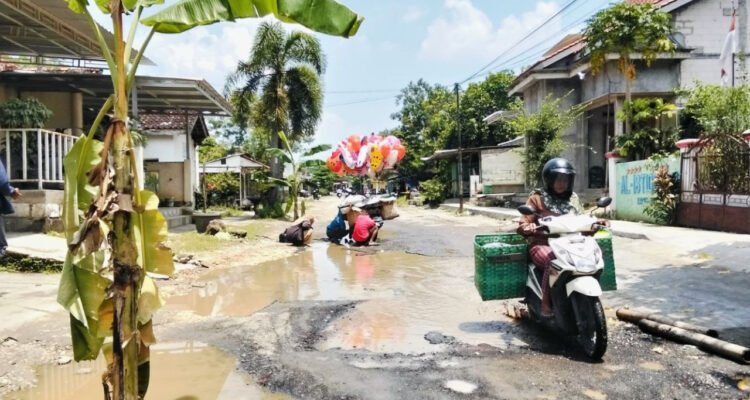 jalan-rusak-kayen Foto : Kondisi Jalan Rusak di Desa Kayen Kecamatan Kayen dilakukan sejumlah kendaraan. (Sumber. Mitrapost.com/ Ilham)