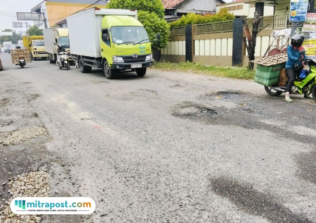 Foto : Kondisi jalan rusak di Pati-Kayen tepat Desa Blaru Kecamatan Pati, belum lama ini. (Sumber. Mitrapost.com/ Ilham)