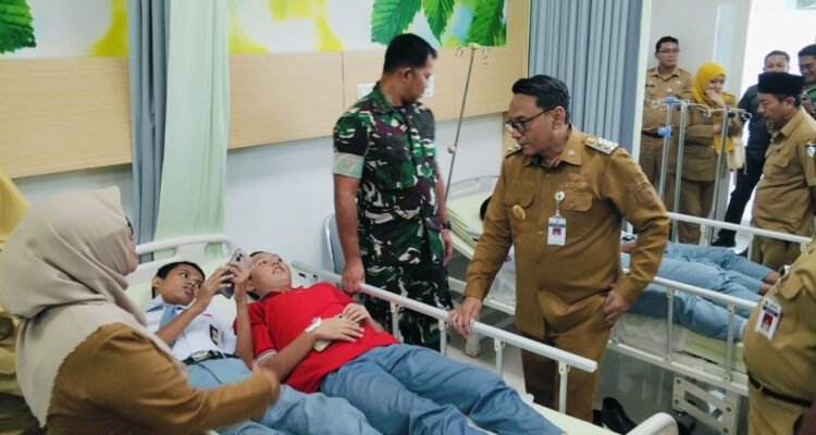 Foto : Sejumlah siswa SMK Negeri 4 Pati dilarikan ke RS KSH Pati usai menyantap menu MBG, belum lama ini. (Sumber. Mitrapost.com/ Ilham)