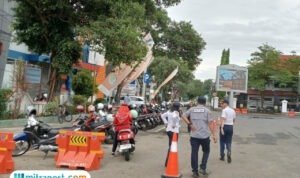 Foto : Dishub Kabupaten Pati sedang memberikan sosialisasi kepada Juru Parkir di tepi jalan umum, belum lama ini. (Dok. Dishub Kabupaten Pati)