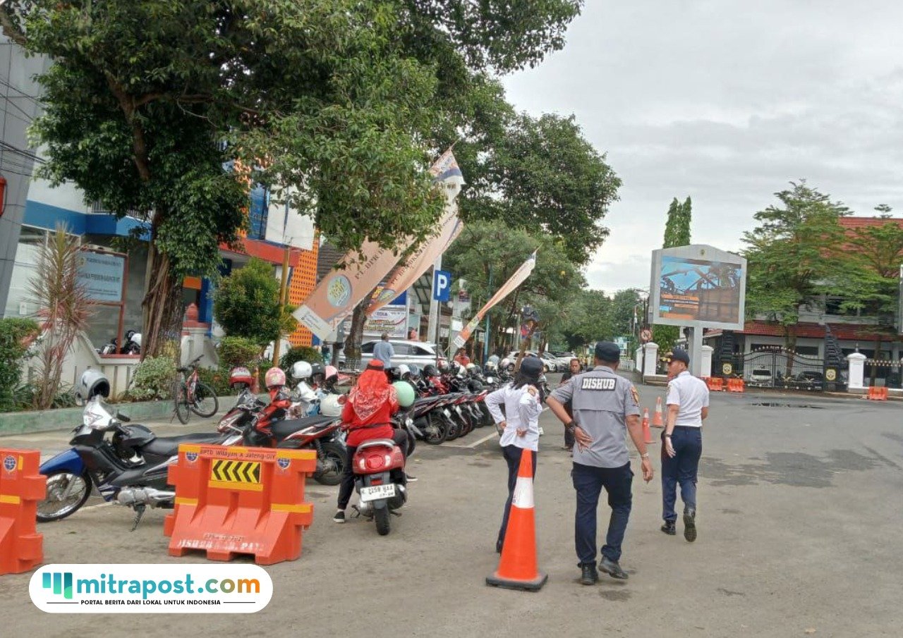 Foto : Dishub Kabupaten Pati sedang memberikan sosialisasi kepada Juru Parkir di tepi jalan umum, belum lama ini. (Dok. Dishub Kabupaten Pati)