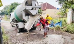 Foto : Warga Desa Ngawen Kecamatan Margorejo Pati melakukan perbaikan jalan rusak secara swadaya, belum lama ini. (Sumber. Mitrapost.com/ Ilham)
