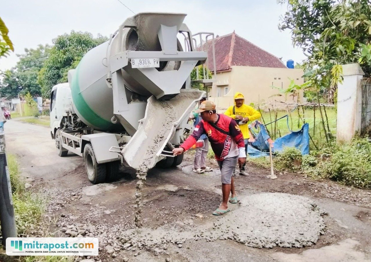 Foto : Warga Desa Ngawen Kecamatan Margorejo Pati melakukan perbaikan jalan rusak secara swadaya, belum lama ini. (Sumber. Mitrapost.com/ Ilham)
