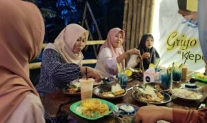 Foto : Momen berbuka puasa, satu keluarga menikmati buka puasa di Griya Dahar Kepenak Kecamatan Wedarijaksa Pati. (Sumber. Mitrapost.com/ Ilham)