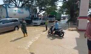 Foto : Jalan Pantura Pati-Rembang tepat Desa Ketitang Wetan menuju Raci saat kebanjiran. (Dok. Polsek Batangan Pati)