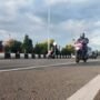 Foto : Pemotor melintasi ruas Jalan Panglima Sudirman sampai tugu bandeng. (Sumber. Mitrapost.com/ Ilham)