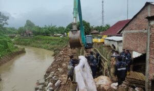 Foto : Pembuatan tanggul darurat di Desa Bukumani Kidul Kecamatan Margoyoso, belum lama ini. (Sumber. Mitrapost.com/ Ilham)