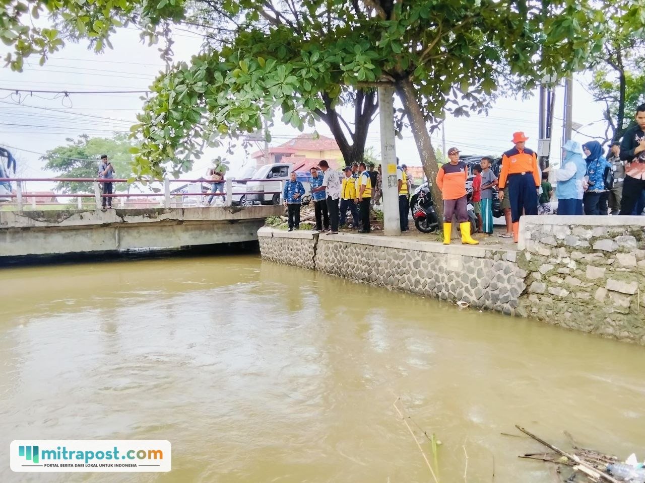 Foto : Peninjauan terhadap jembatan di Jalan Pantura Pati-Rembang tepat Desa Ketitang Wetan bulan Oktober 2025. (Sumber. Mitrapost.com/ Ilham)