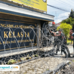Foto : Pemasangan Kawat Berduri di depan Pengadilan Negeri Kelas IA Pati. (Sumber. Mitrapost.com/ Ilham)