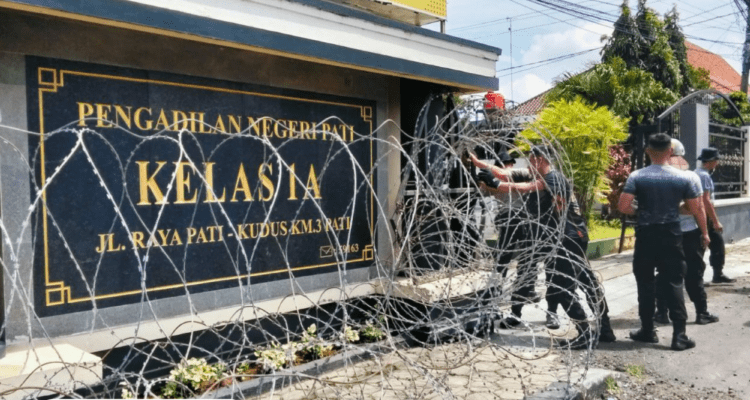 Foto : Pemasangan Kawat Berduri di depan Pengadilan Negeri Kelas IA Pati. (Sumber. Mitrapost.com/ Ilham)