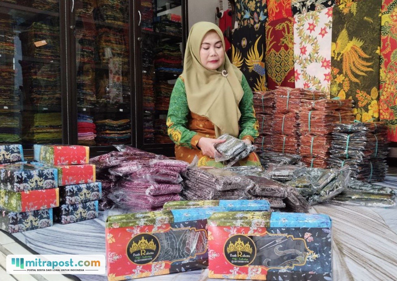 Foto : Owner Rahatu, Sri Puji Astuti memperlihatkan sarung batik Rahatu. (Sumber. Mitrapost.com/ Ilham)