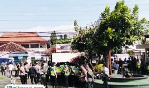 Foto : Situasi di depan PN Kelas IA Pati. (Sumber. Mitrapost.com/ Ilham)