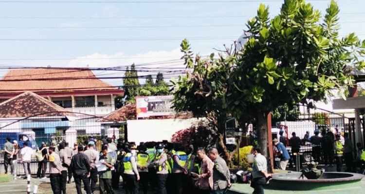 Foto : Situasi di depan PN Kelas IA Pati. (Sumber. Mitrapost.com/ Ilham)