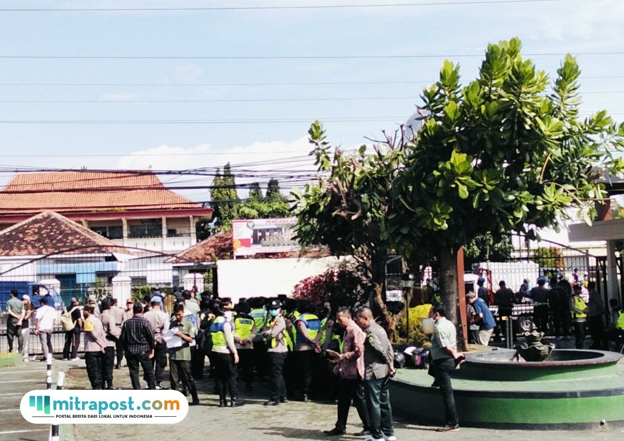 Foto : Situasi di depan PN Kelas IA Pati. (Sumber. Mitrapost.com/ Ilham)