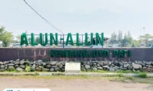 Foto : Kondisi Alun-alun Kembangjoyo Pati saat siang hari. (Sumber. Mitrapost.com/ Ilham) Foto : Kondisi Alun-alun Kembangjoyo Pati saat siang hari. (Sumber. Mitrapost.com/ Ilham)