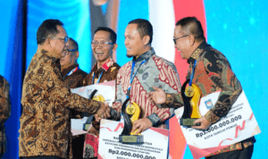 Walkot Pekanbaru Raih Penghargaan Atas Prestasinya Tanggulangi Kemiskinan dan Tekan Stunting