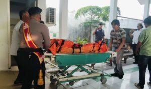 Foto : Mayat tanpa identitas ditemukan di Alas Perhutani Desa Sitiluhur Kecamatan Gembong telah dibawa ke RSUD Soewondo Pati. (Sumber. Mitrapost.com/ Ilham)