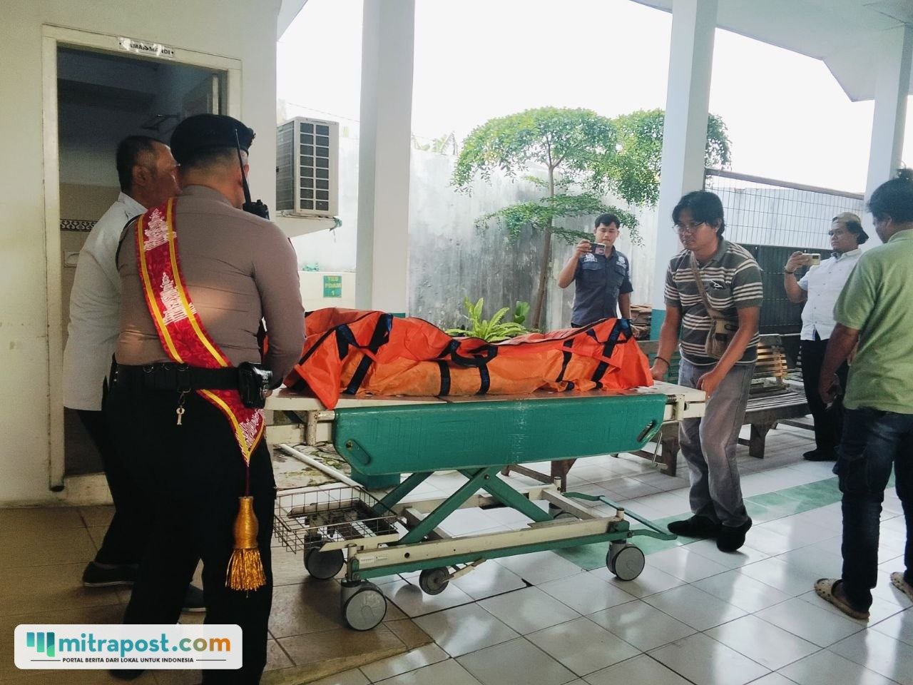 Foto : Mayat tanpa identitas ditemukan di Alas Perhutani Desa Sitiluhur Kecamatan Gembong telah dibawa ke RSUD Soewondo Pati. (Sumber. Mitrapost.com/ Ilham)