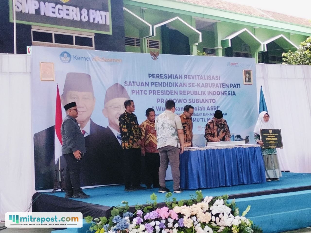 Foto : Penandatanganan Revitalisasi satuan pendidikan oleh Menteri Pendidikan Dasar dan Menengah RI, Abdul Mu’ti. (Sumber. Mitrapost.com/ Ilham)