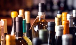 Terbongkar Praktik Pembuatan Miras Oplosan, Dipalsukan Jadi Merek Komersial