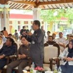 Foto : Anggota Komisi D DPRD Kabupaten Pati Sutrisno mengajukan pertanyaan disaat KPK memberikan sosialisasi di Pendopo Pati, belum lama ini. (Dok. Humas Pati) Outing Class