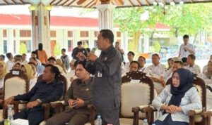 Foto : Anggota Komisi D DPRD Kabupaten Pati Sutrisno mengajukan pertanyaan disaat KPK memberikan sosialisasi di Pendopo Pati, belum lama ini. (Dok. Humas Pati) Outing Class