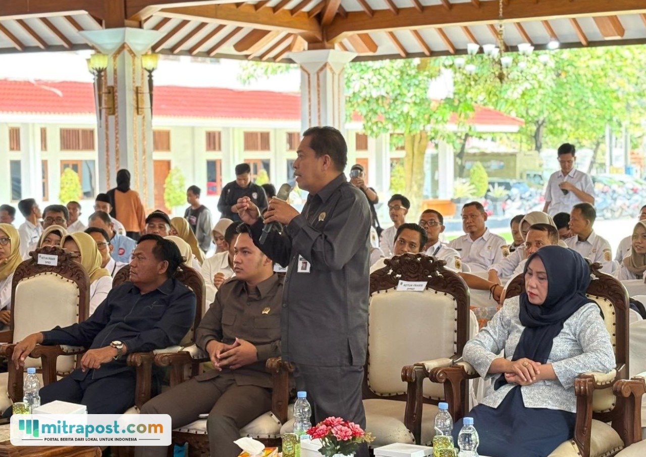 Foto : Anggota Komisi D DPRD Kabupaten Pati Sutrisno mengajukan pertanyaan disaat KPK memberikan sosialisasi di Pendopo Pati, belum lama ini. (Dok. Humas Pati) Outing Class