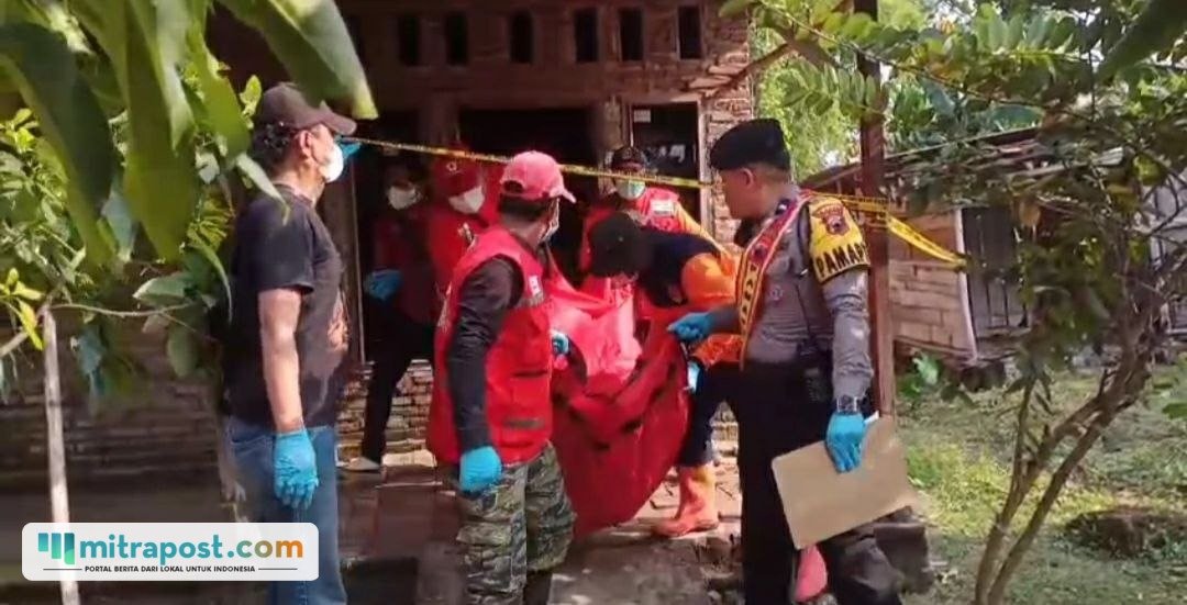Foto : Police Line dipasang di rumah almarhum tepat Desa Ngepungrojo Kecamatan Pati. (Sumber. Mitrapost.com/ Ilham)