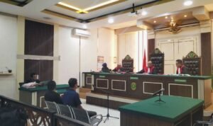 Foto : Dua terdakwa dihadirkan dalam sidang putusan kekerasan jurnalis di Pati. (Sumber. Mitrapost.com/ Ilham)