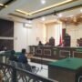 Foto : Dua terdakwa dihadirkan dalam sidang putusan kekerasan jurnalis di Pati. (Sumber. Mitrapost.com/ Ilham)