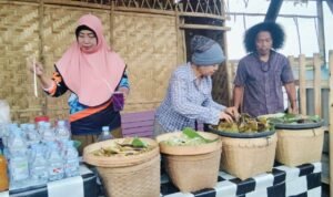 Foto : Penjual di ‘Lapak Jadul Ma’e’ tengah menyajikan makanan untuk pembeli di Alun-alun Kembang Joyo Pati, Selasa (31/03/2026) sore. (Sumber. Mitrapost.com/ Ilham)