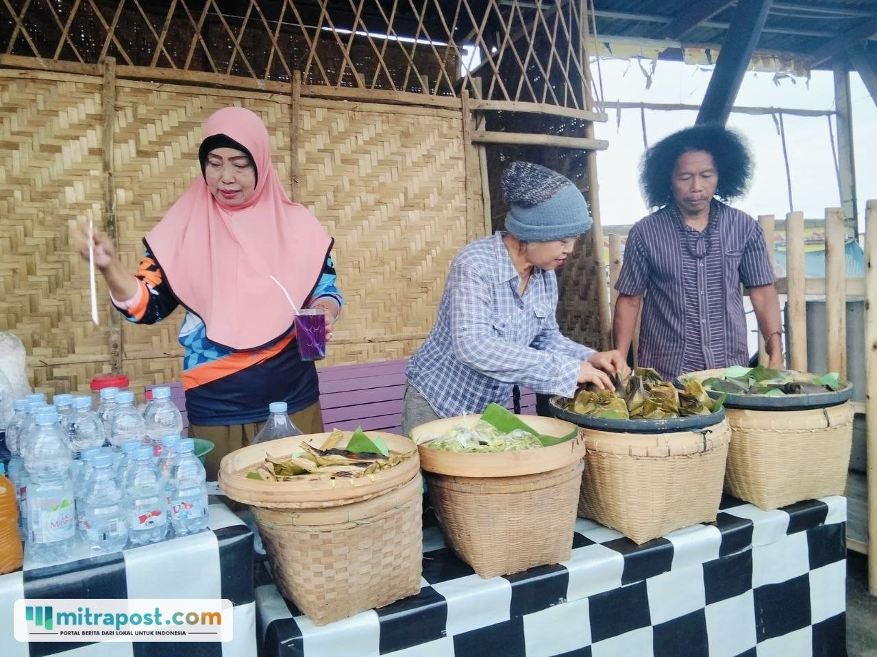 Foto : Penjual di ‘Lapak Jadul Ma’e’ tengah menyajikan makanan untuk pembeli di Alun-alun Kembang Joyo Pati, Selasa (31/03/2026) sore. (Sumber. Mitrapost.com/ Ilham)