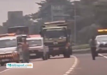 Viral Pria Diduga ODGJ Berkeliaran di Tol Jagorawi Sebabkan Macet/tangkap layar