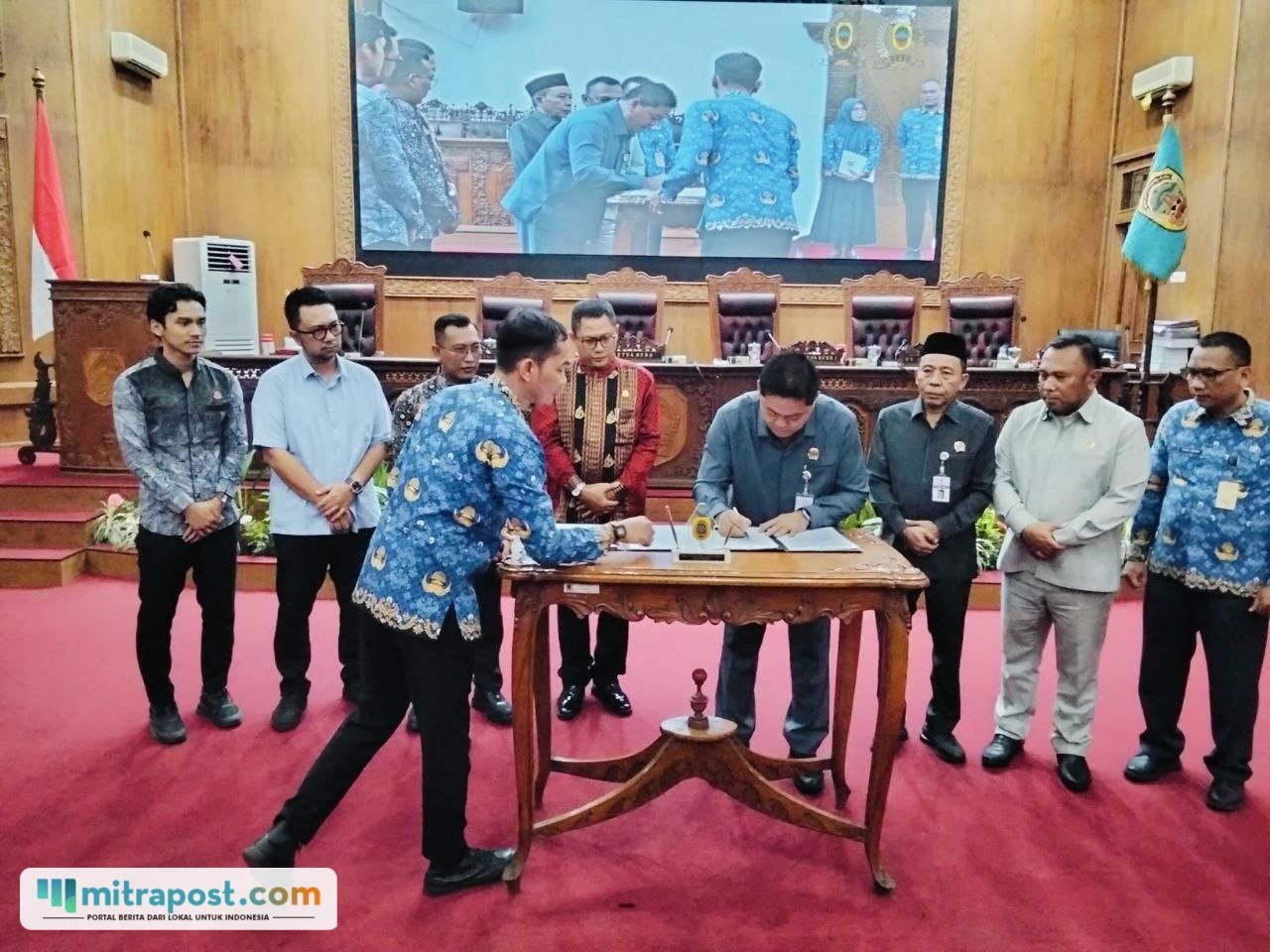 Foto : Penandatanganan MOU antara DPRD dan Kejari Pati di Ruang Rapat Paripurna. (Sumber. Mitrapost.com/ Ilham)