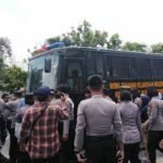 Foto : Mobil tahanan kejaksaan di hadang keluarga korban di Pengadilan Negeri Kelas IA Pati. (Sumber. Mitrapost.com/ Ilham)