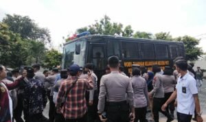 Foto : Mobil tahanan kejaksaan di hadang keluarga korban di Pengadilan Negeri Kelas IA Pati. (Sumber. Mitrapost.com/ Ilham)