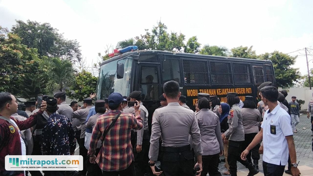 Foto : Mobil tahanan kejaksaan di hadang keluarga korban di Pengadilan Negeri Kelas IA Pati. (Sumber. Mitrapost.com/ Ilham)