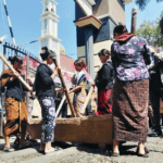 Penampilan Lesung padi di depan Polresta Pati saat aksi demonstrasi JMPPK dan Sukolilo Bangkit, Jumat (29/05/2026) Foto : Penampilan Lesung padi di depan Polresta Pati saat aksi demonstrasi JMPPK dan Sukolilo Bangkit, Jumat (29/05/2026). (Sumber. Mitrapost.com/ Ilham) Hari Anti Tambang