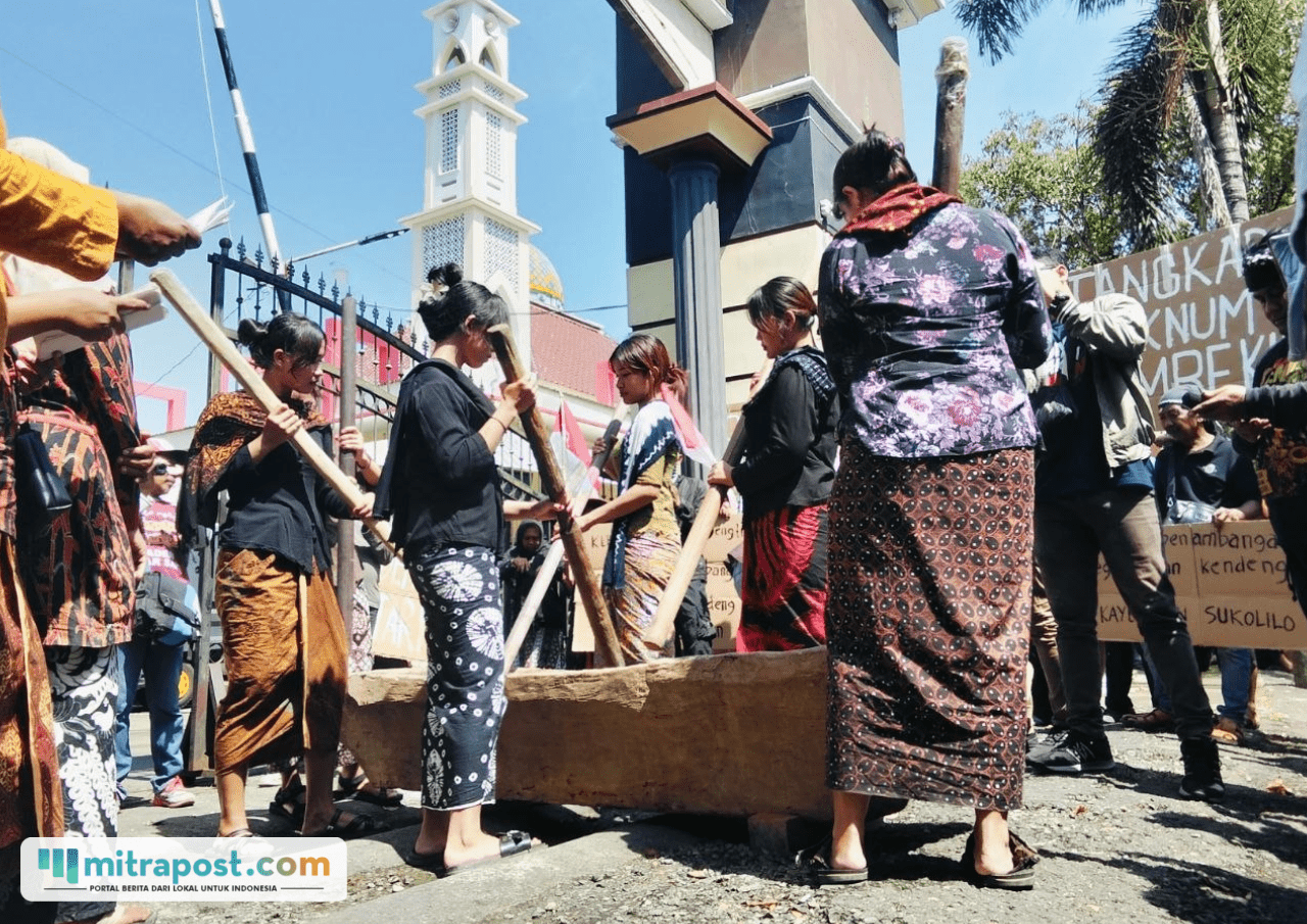 Foto : Penampilan Lesung padi di depan Polresta Pati saat aksi demonstrasi JMPPK dan Sukolilo Bangkit, Jumat (29/05/2026). (Sumber. Mitrapost.com/ Ilham) Hari Anti Tambang
