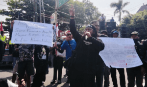 Foto : Aksi Demo Kenaikan BBM Non Subsidi Khusus Nelayan atau Kapal perikanan di atas 30 GT. (Sumber. Mitrapost.com/ Ilham)
