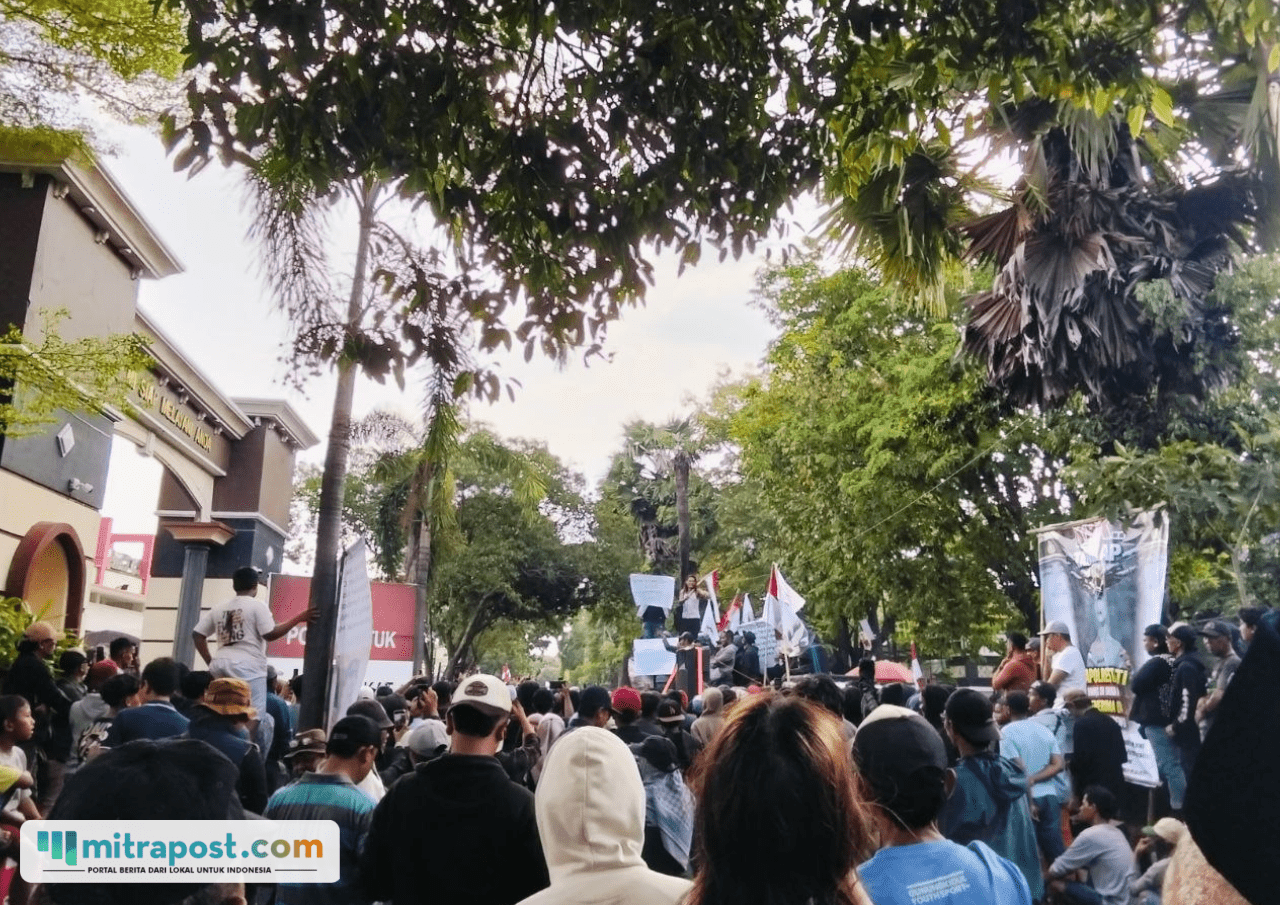Foto : Demo di Polresta Pati. (Sumber. Mitrapost.com/ Ilham) Tongtek