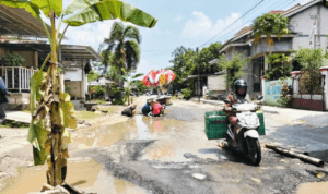 Foto : Kondisi jalan rusak di depan RSUD Kayen, belum lama ini. (Sumber. Mitrapost.com/ Ilham)