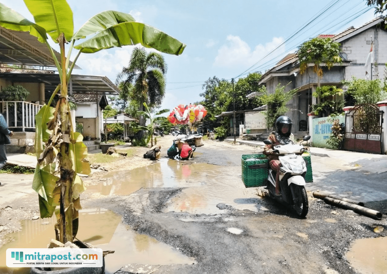 Foto : Kondisi jalan rusak di depan RSUD Kayen, belum lama ini. (Sumber. Mitrapost.com/ Ilham)