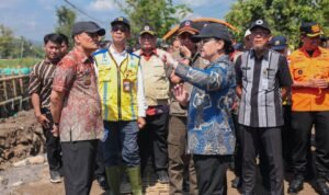 Agustina Tinjau Tanggul Jebol Kali Plumbon Mangkang/jatengprov