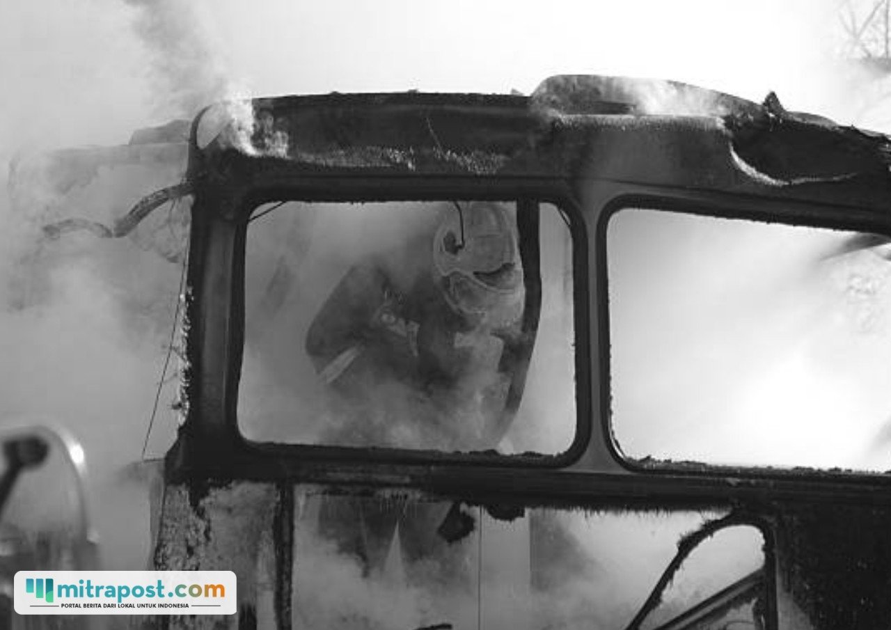 Bus ALS Terbakar Hebat Usai 'Adu Kambing' dengan Truk Tangki BBM, 16 Orang Tewas