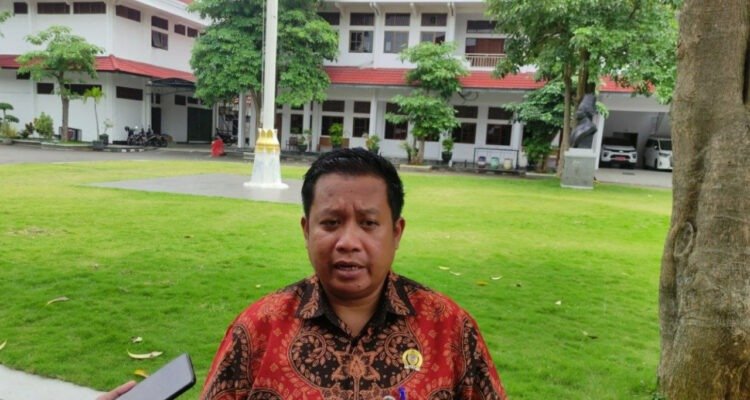 dprd Foto : Ketua Komisi D DPRD Kabupaten Pati, Teguh Bandang Waluyo ditemui di halaman Setda, belum lama ini. (Sumber. Mitrapost.com/ Ilham)